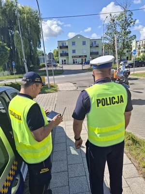 policjant i strażnik miejski podczas działań