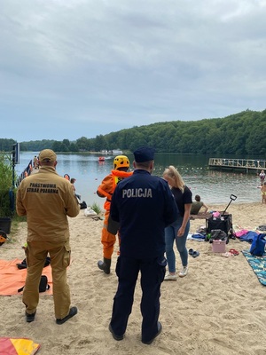 policjant podczas kontroli kąpielisk