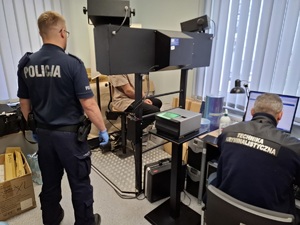 policjanci podczas czynności z zatrzymanym