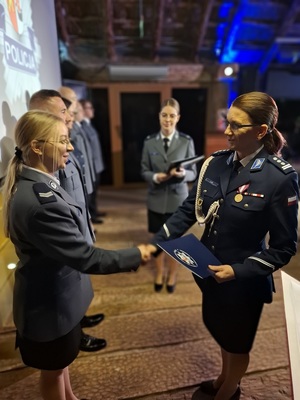 policjanci podczas uroczystości