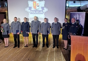 policjanci podczas uroczystości