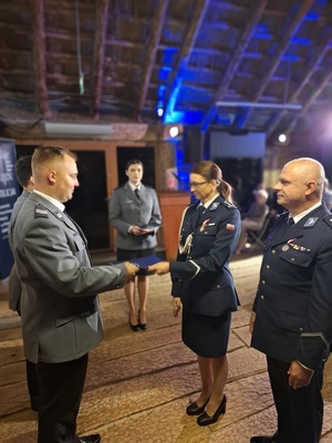 policjanci podczas uroczystości