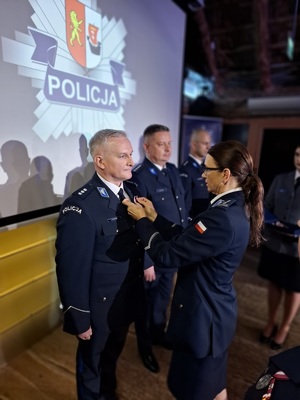 policjanci podczas uroczystości