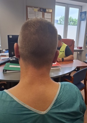 policjant podczas czynności z zatrzymaniem