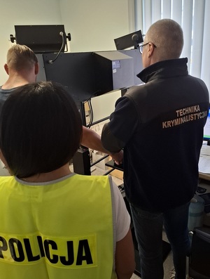 policjanci podczas czynności z zatrzymanym