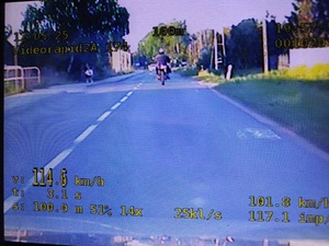 widok z policyjnego wideorejestratora wykroczeń - motocyklista przekraczający prędkość