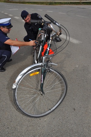 policjanci podczas oględzin roweru