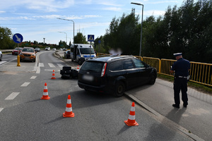 policjant podczas czynności na miejscu zdarzenia