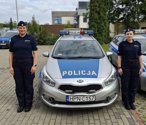 policjantki przy radiowozie