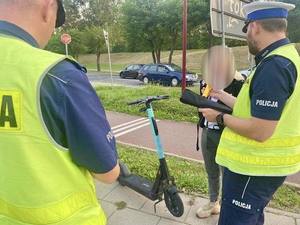 policjanci podczas kontroli użytkownika hulajnogi