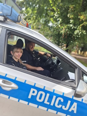 policjanci w radiowozie