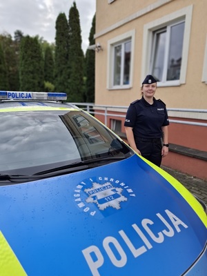policjantka przy radiowozie
