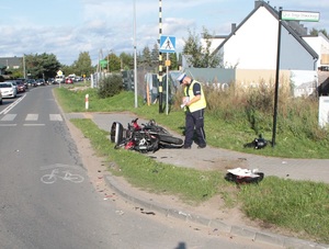 policjant podczas czynności na miejscu zdarzenia