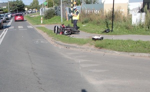 policjant podczas czynności na miejscu zdarzenia