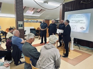 policjanci podczas debaty