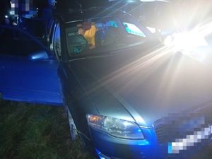 policyjny radiowóz na miejscu zdarzenia