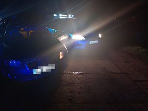 policyjny radiowóz na miejscu zdarzenia