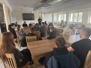 policjant podczas zajęć