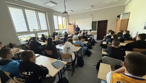 policjant podczas zajęć