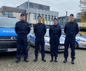 policjanci przy radiowozach