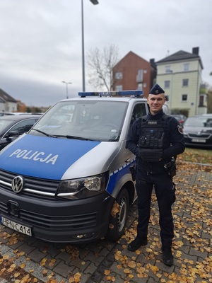 policjant przy radiowozie