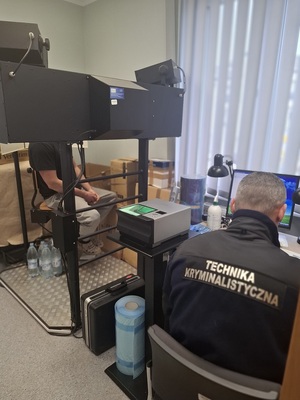 policjant podczas czynności z zatrzymanym