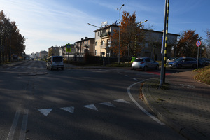 policjant i radiowóz policyjny na miejscu zdarzenia