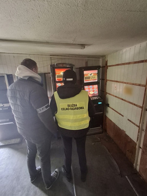 policjant i funkcjonariusz pucs podczas działań