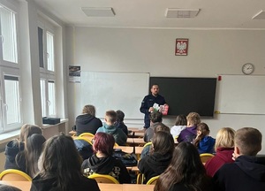 policjanci podczas spotkań z młodzieżą