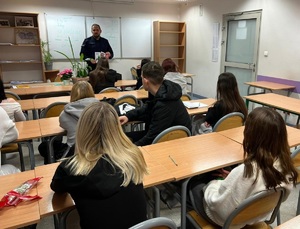 policjanci podczas spotkań z młodzieżą