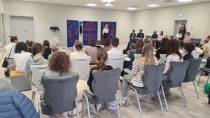 policjanci podczas spotkań z młodzieżą