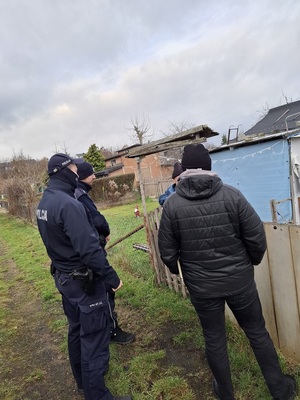 policjanci podczas kontroli miejsc przebywania osób narażonych na wychłodzenie