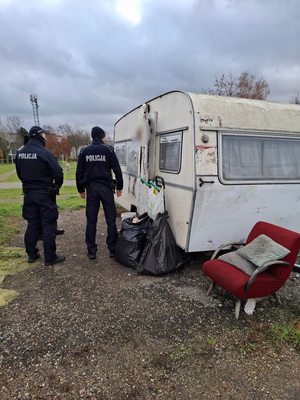 policjanci podczas kontroli miejsc przebywania osób narażonych na wychłodzenie