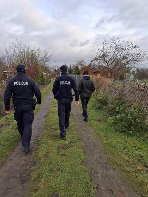 policjanci podczas kontroli miejsc przebywania osób narażonych na wychłodzenie