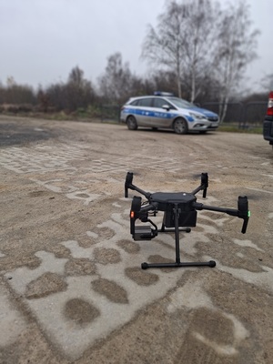 policyjny dron i radiowóz