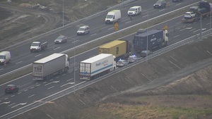 policjanci i radiowozy policyjne podczas kontroli pojazdów ciężarowych