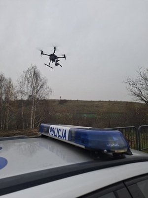 policyjny dron i radiowóz