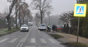 policjant na miejscu zdarzenia drogowego