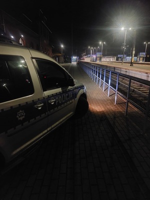 radiowóz policyjny na terenach kolejowych