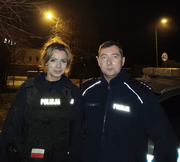 policjanci, którzy pomogli kobiecie