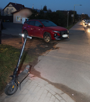 hulajnoga i pojazd osobowy na miejscu zdarzenia