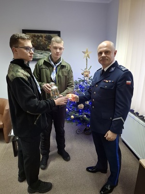 Komendant z harcerzami