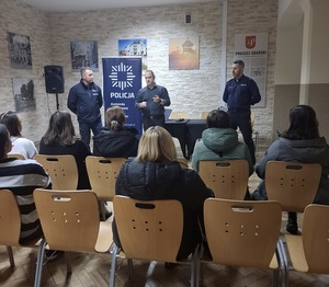 policjanci podczas debaty