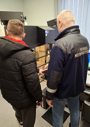 policjant podczas czynności z zatrzymanym