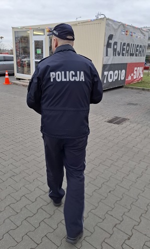 policjant podczas kontroli miejsc sprzedaży wyrobów pirotechnicznych