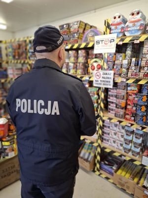 policjant podczas kontroli miejsc sprzedaży wyrobów pirotechnicznych