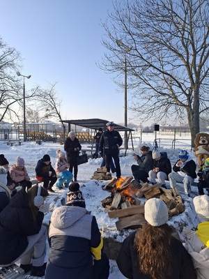 policjant podczas spotkania z młodzieżą