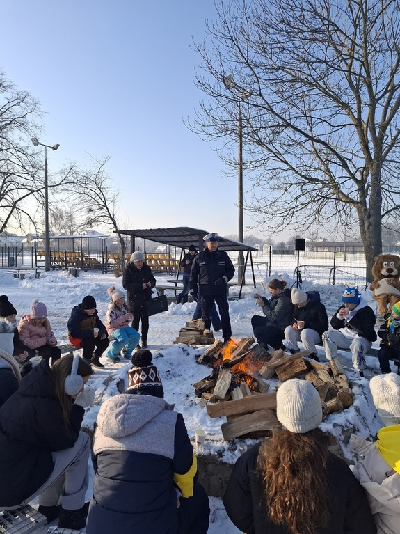 policjant podczas spotkania z młodzieżą