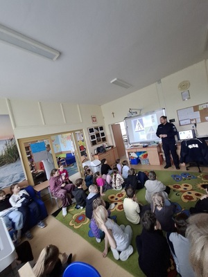 policjant podczas spotkania z młodzieżą