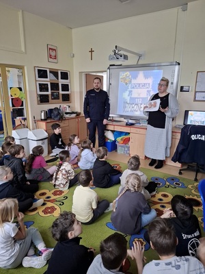 policjant podczas spotkania z młodzieżą